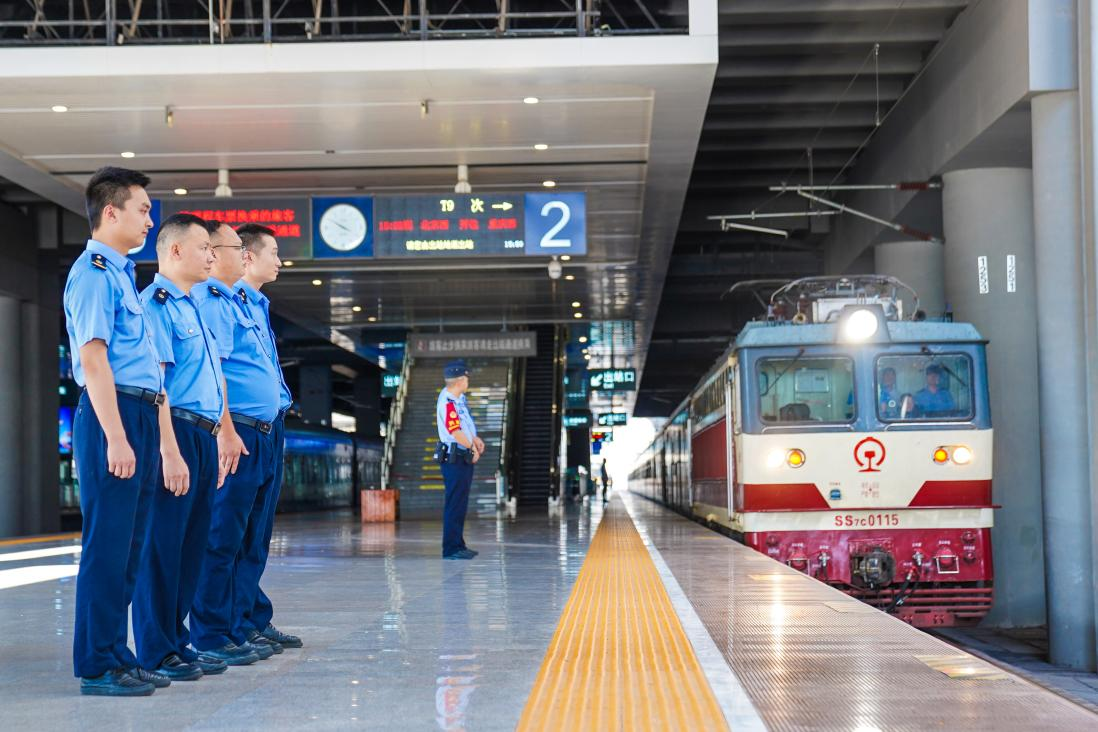 重庆铁路运输产业人昼夜坚守  为旅客出行保驾护航