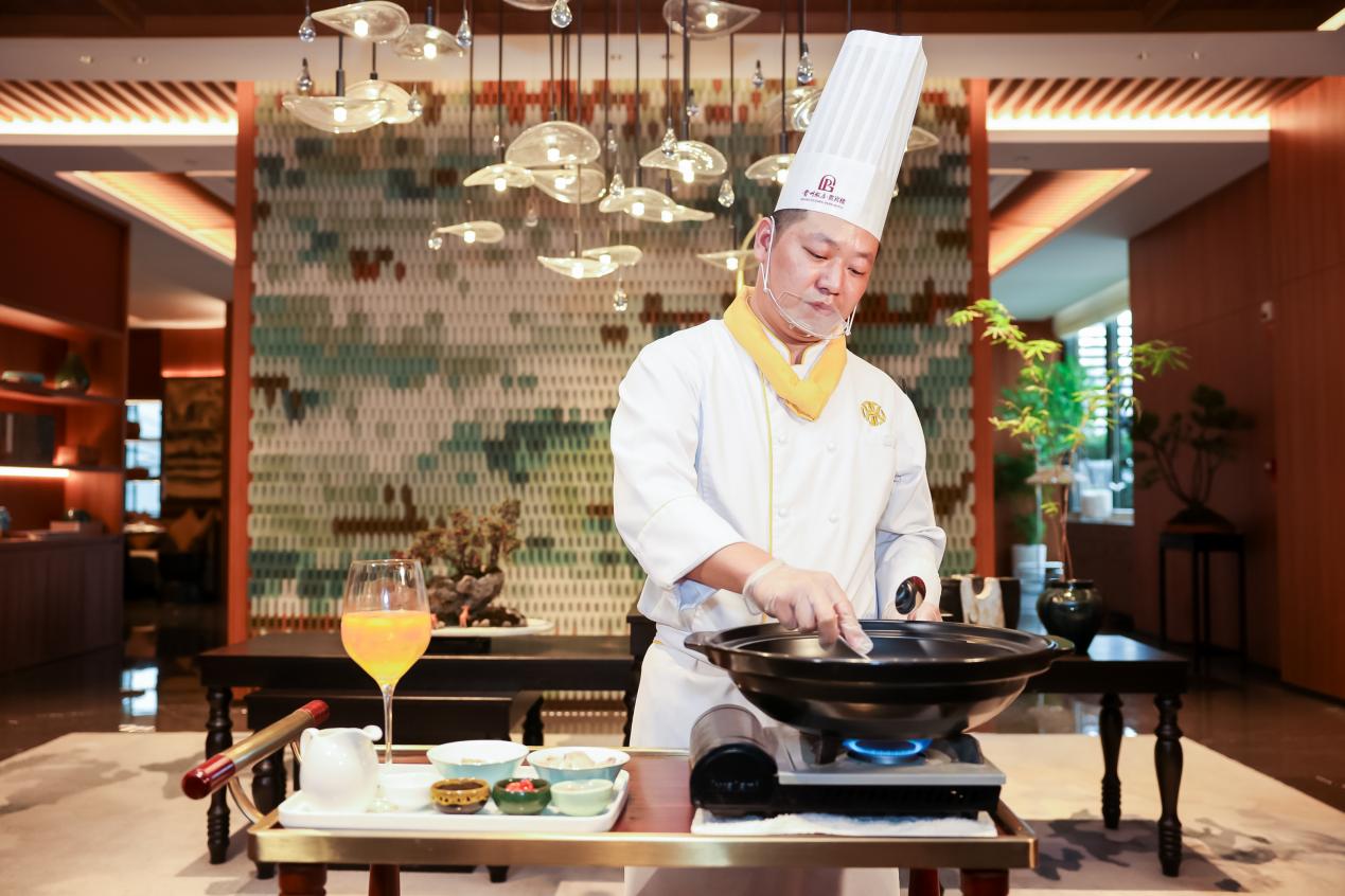 潇湘华天大酒店曹晓军大厨正在烹饪美食。