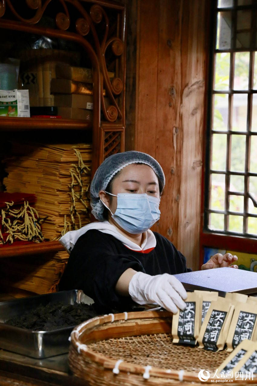 “茶祥子”制茶坊员工正在包装茶叶。人民网记者朱虹摄