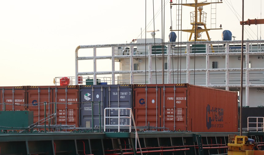3月11日，84标箱卷钢货物在钦州港码头完成装船，通过“两湾快航”发运至广东地区。