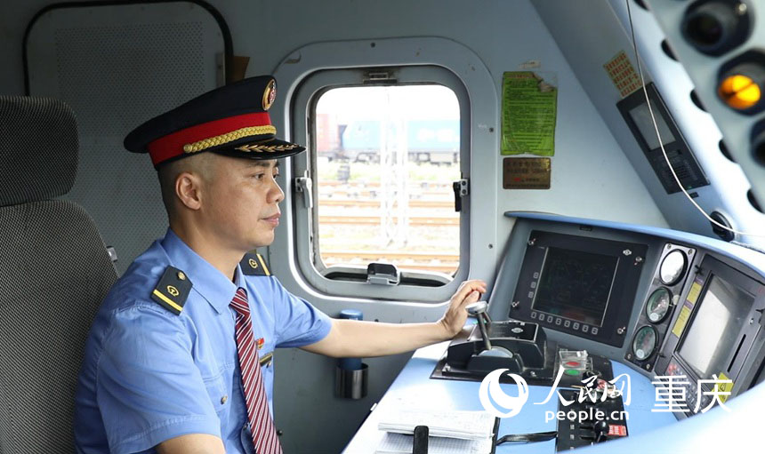 中國鐵路成都局集團有限公司重慶機務段電力機車司機江彤。人民網記者胡虹攝